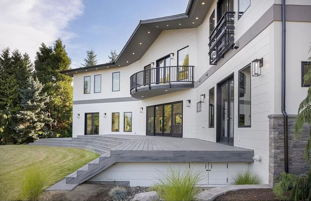 The Delightful Modern House in Oregon is one-of-kind custom design-build home now available for sale. This home is located at 26920 SW Petes Mountain Rd, West Linn, Oregon