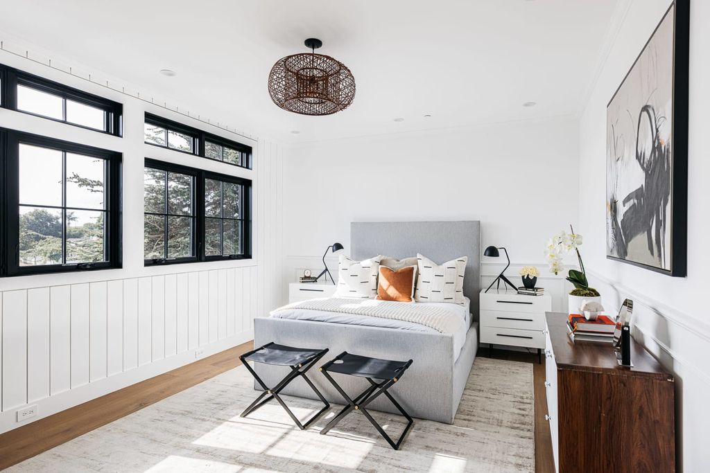 Or for the easiest, you just choose white paint tones for your bedroom which is not very spacious. Install large window frames to ensure quality lighting for the room. Use a shiplap for part of the wall to create the focal point.