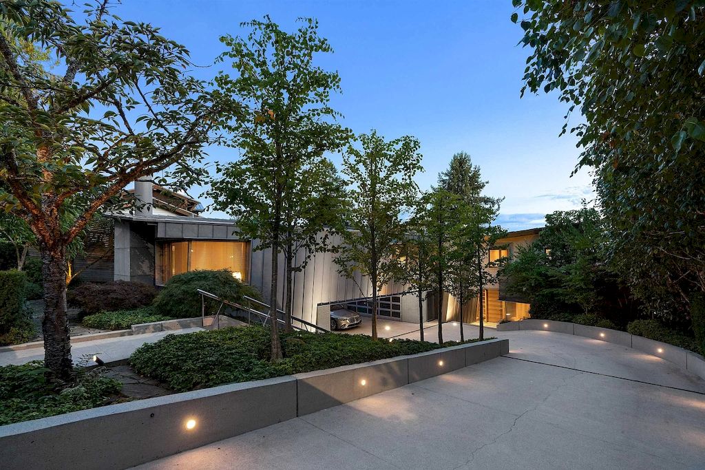 Experience-the-Energizing-Allure-of-the-Ocean-at-This-C26800000-World-Class-Luxury-Estate-in-West-Vancouver-15