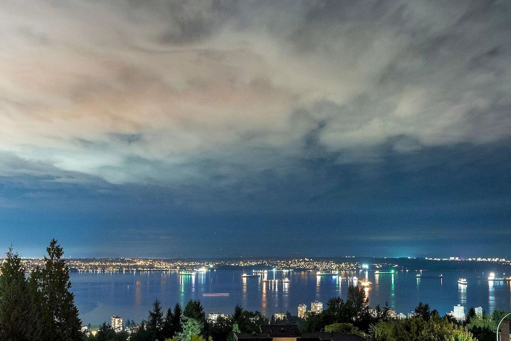Flawless-Residence-in-West-Vancouver-Captures-Enviable-Ocean-Views-Asking-for-C16800000-9