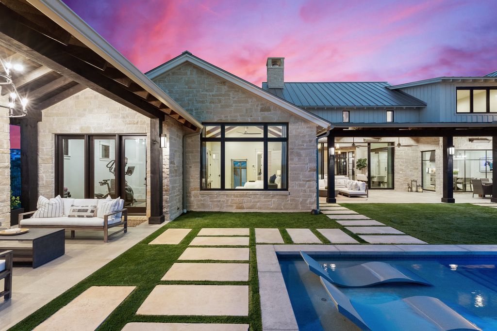 Gorgeous-Contemporary-Farmhouse-in-Austin-with-Breathtaking-Views-for-Sale-at-6250000-11