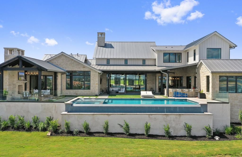 Gorgeous-Contemporary-Farmhouse-in-Austin-with-Breathtaking-Views-for-Sale-at-6250000-3