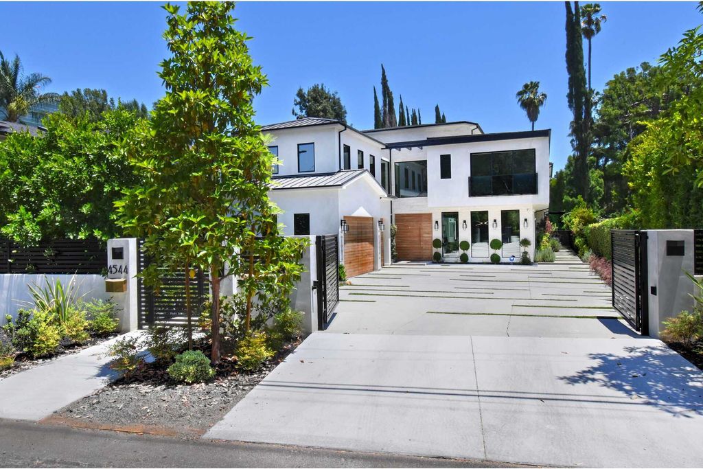 The Home in Encino is a gorgeous new construction with the warm organic natural materials have a sleek polished contemporary design now available for sale. This home located at 4544 Woodley Ave, Encino, California