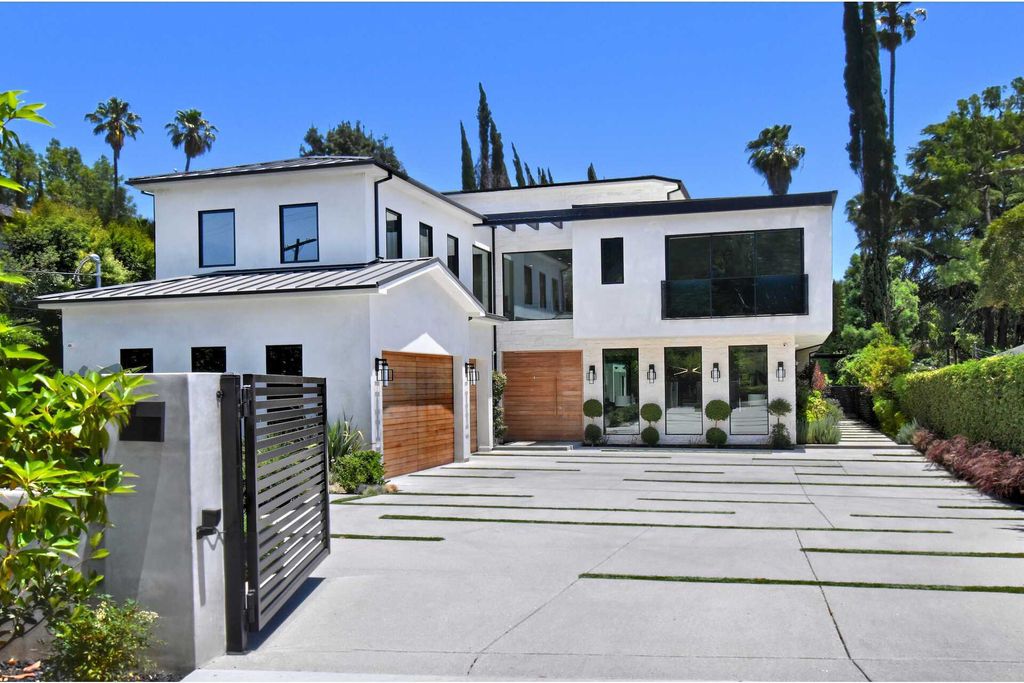 The Home in Encino is a gorgeous new construction with the warm organic natural materials have a sleek polished contemporary design now available for sale. This home located at 4544 Woodley Ave, Encino, California