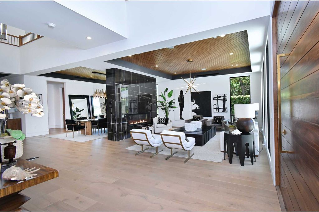The Home in Encino is a gorgeous new construction with the warm organic natural materials have a sleek polished contemporary design now available for sale. This home located at 4544 Woodley Ave, Encino, California