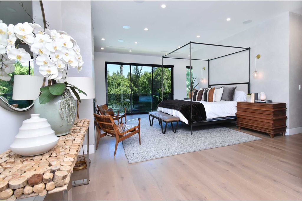 The Home in Encino is a gorgeous new construction with the warm organic natural materials have a sleek polished contemporary design now available for sale. This home located at 4544 Woodley Ave, Encino, California