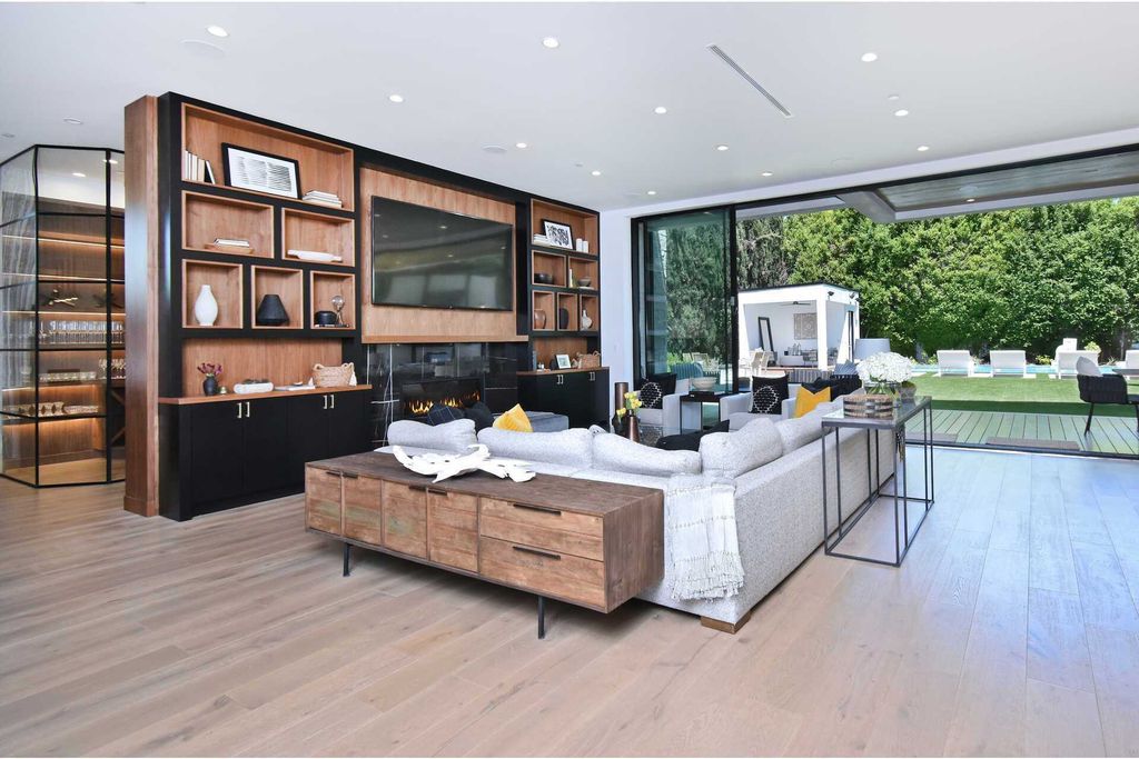 The Home in Encino is a gorgeous new construction with the warm organic natural materials have a sleek polished contemporary design now available for sale. This home located at 4544 Woodley Ave, Encino, California