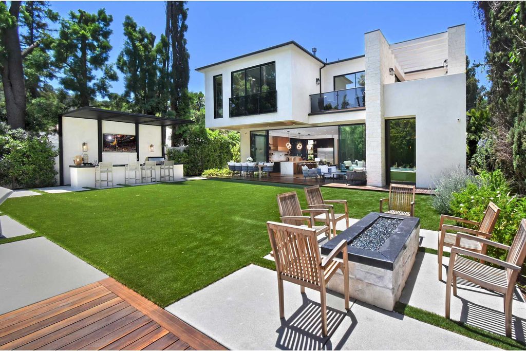 The Home in Encino is a gorgeous new construction with the warm organic natural materials have a sleek polished contemporary design now available for sale. This home located at 4544 Woodley Ave, Encino, California