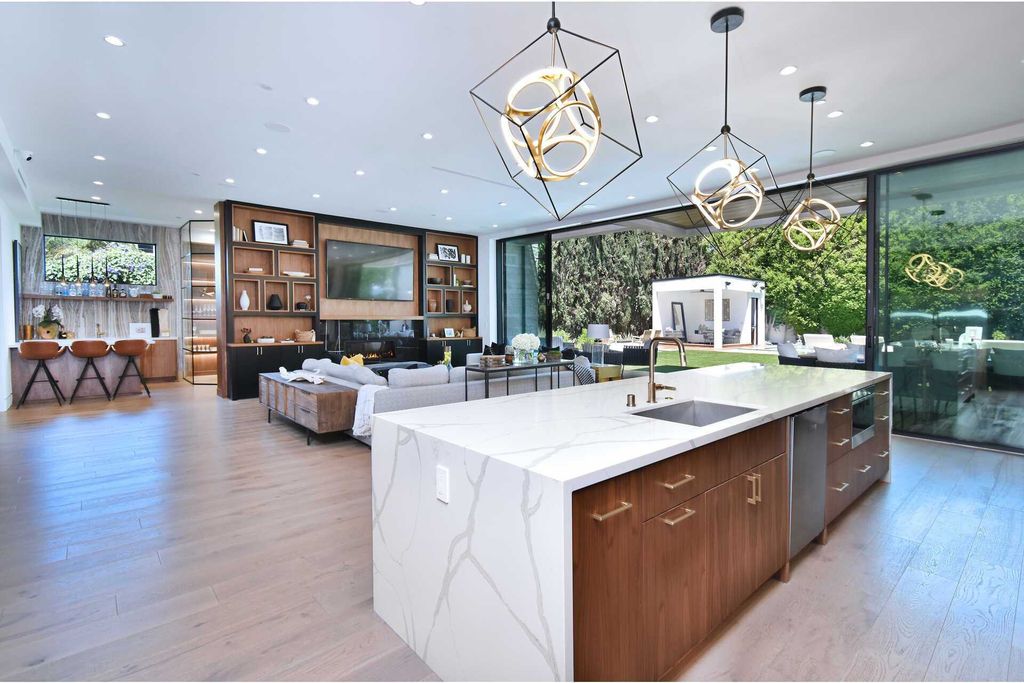 The Home in Encino is a gorgeous new construction with the warm organic natural materials have a sleek polished contemporary design now available for sale. This home located at 4544 Woodley Ave, Encino, California