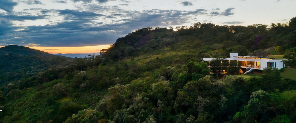 House-of-Stones-with-Stunning-Views-among-Nature-by-TETRO-Arquitetura-1