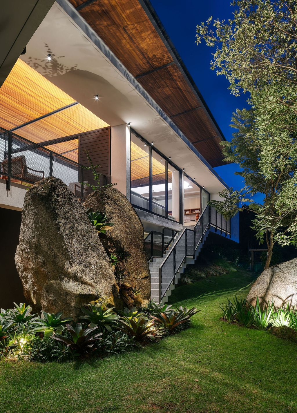 House-of-Stones-with-Stunning-Views-among-Nature-by-TETRO-Arquitetura-17