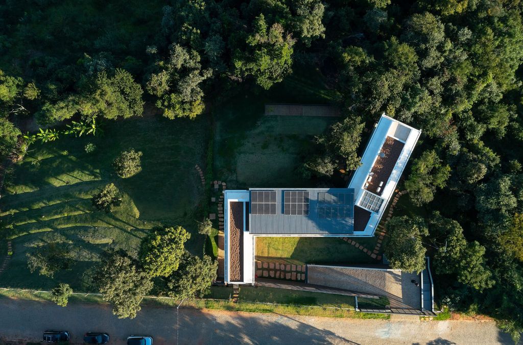 House of Stones with Stunning Views among Nature by TETRO Arquitetura