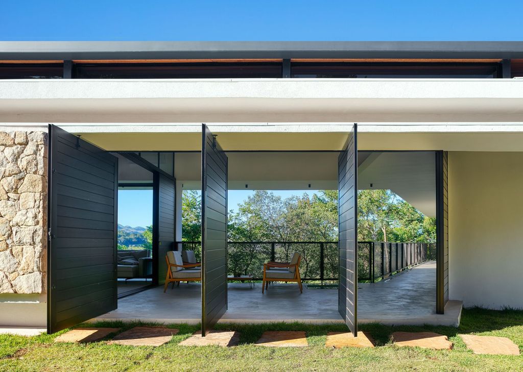 House of Stones with Stunning Views among Nature by TETRO Arquitetura