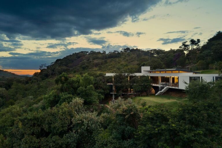House of Stones with Stunning Views among Nature by TETRO Arquitetura