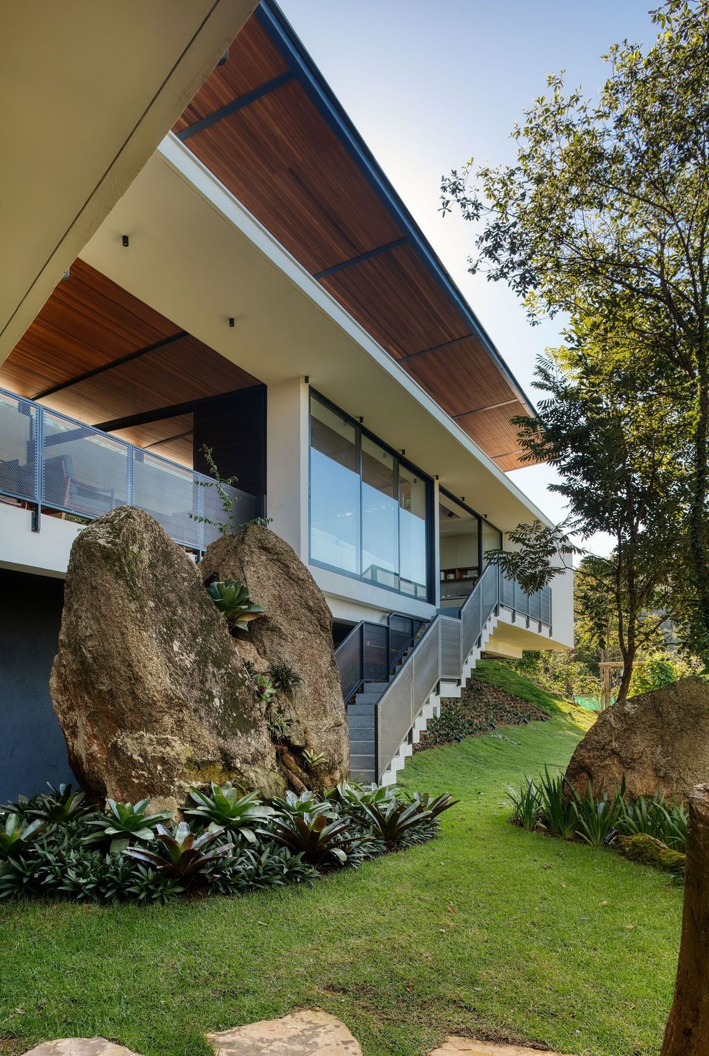 House-of-Stones-with-Stunning-Views-among-Nature-by-TETRO-Arquitetura-5