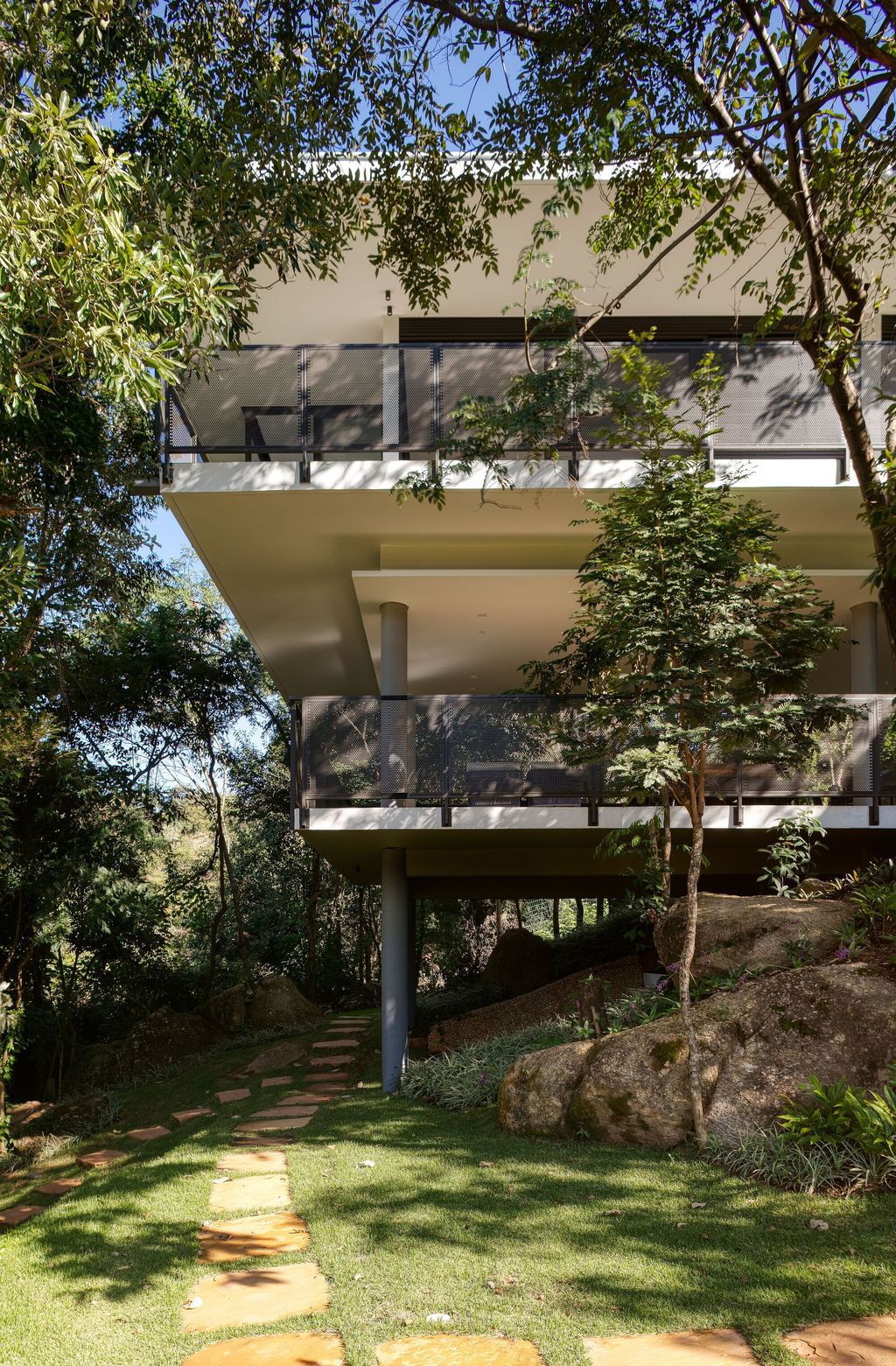 House of Stones with Stunning Views among Nature by TETRO Arquitetura