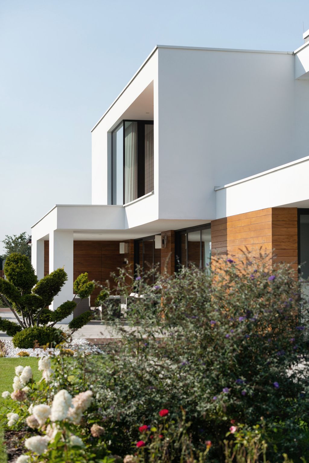 House-with-Niches-Combines-Elegant-White-Blocks-by-RS-Robert-Skitek-21