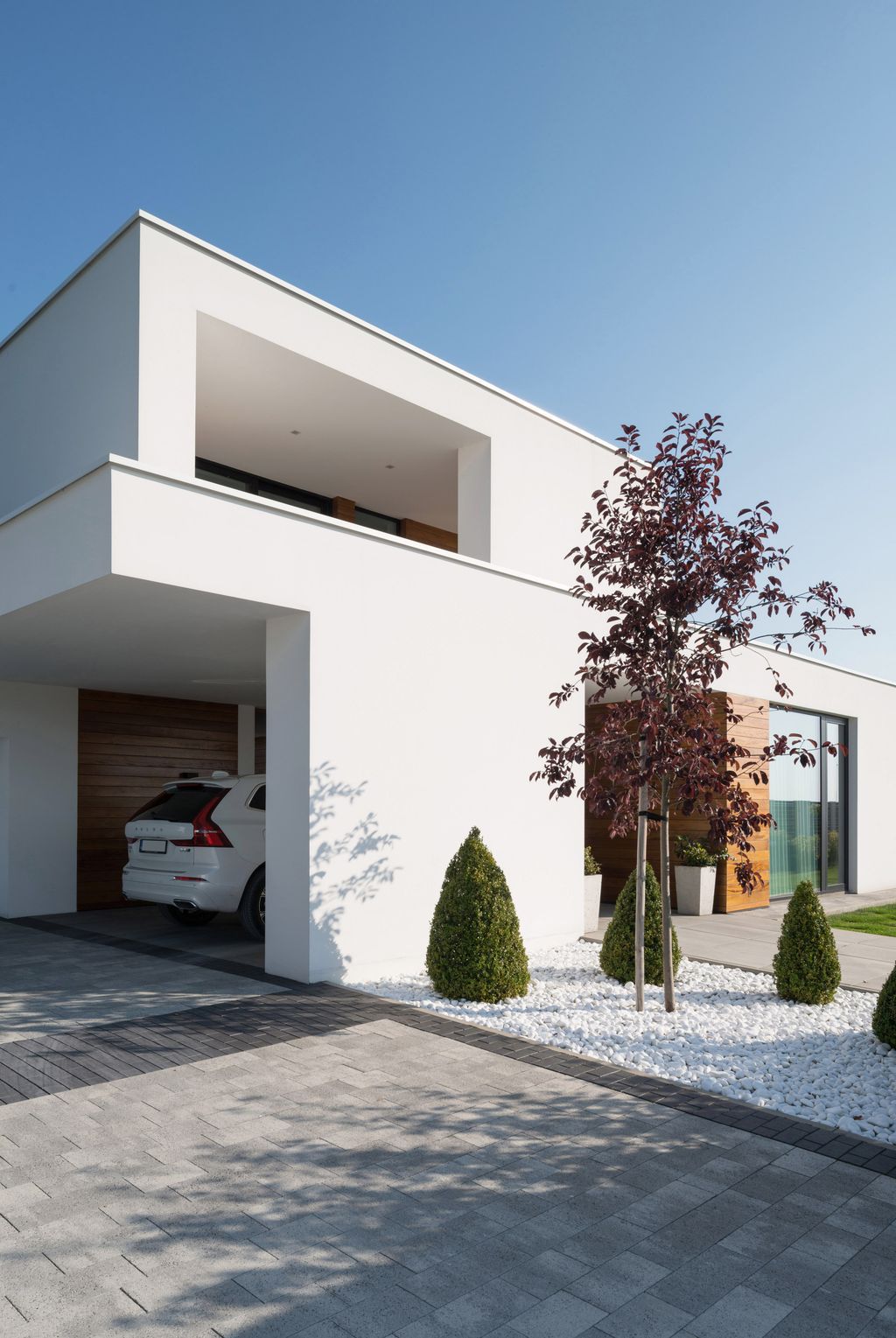 House with Niches, Combines Elegant White Blocks by RS + Robert Skitek