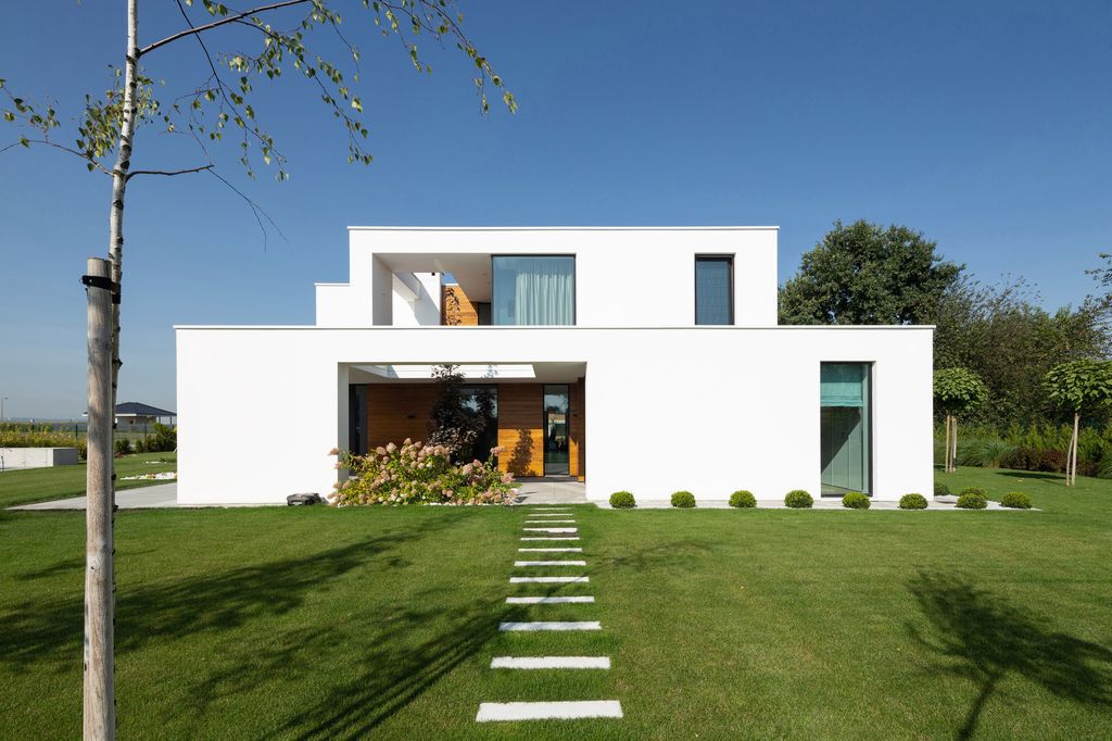 House with Niches, Combines Elegant White Blocks by RS + Robert Skitek