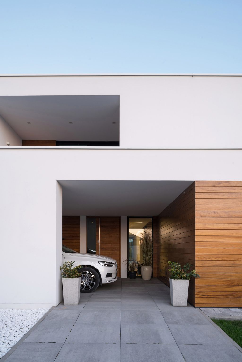 House with Niches, Combines Elegant White Blocks by RS + Robert Skitek