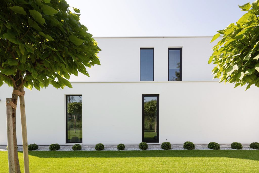 House-with-Niches-Combines-Elegant-White-Blocks-by-RS-Robert-Skitek-4