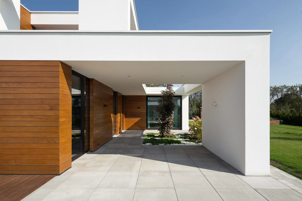 House with Niches, Combines Elegant White Blocks by RS + Robert Skitek