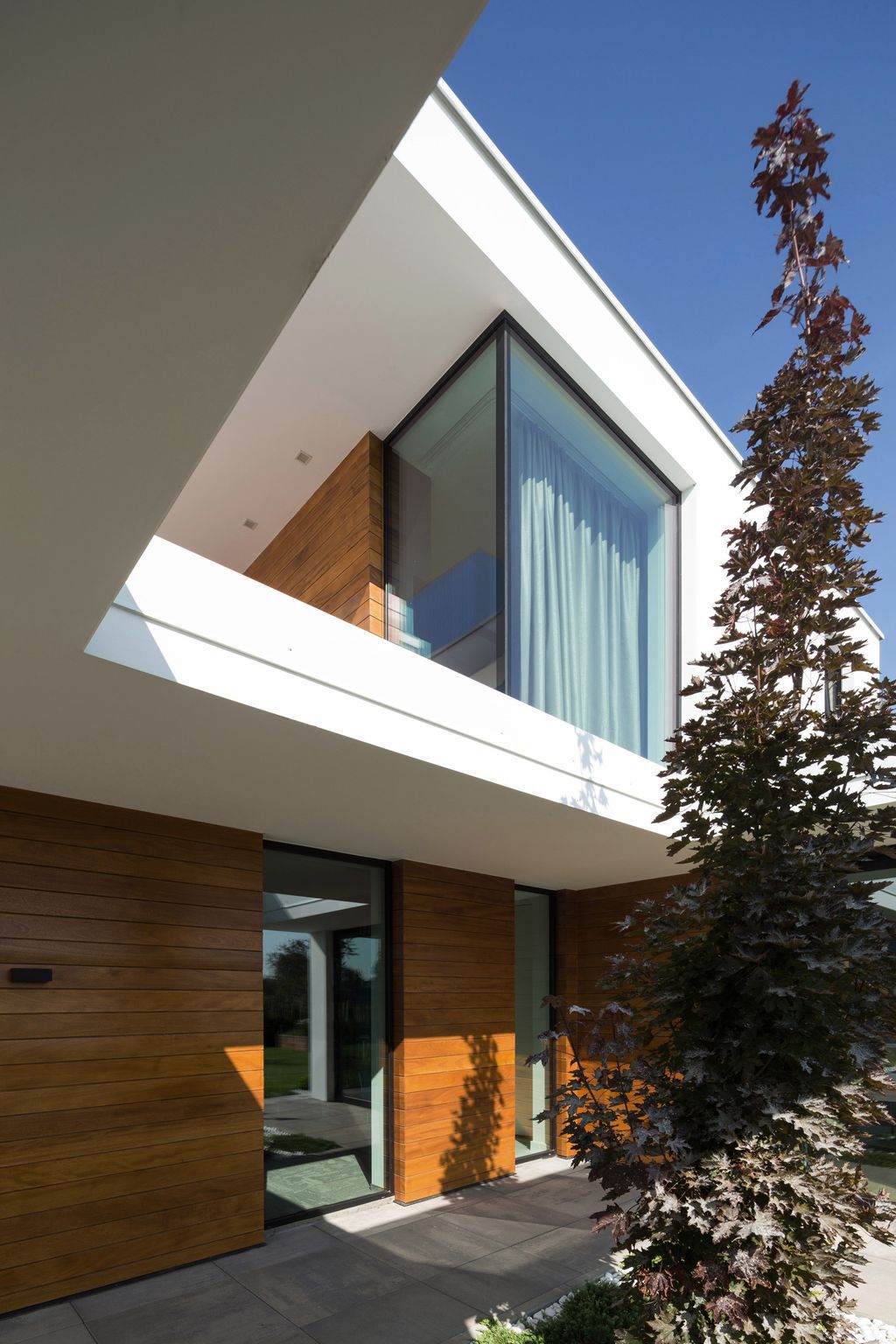 House with Niches, Combines Elegant White Blocks by RS + Robert Skitek