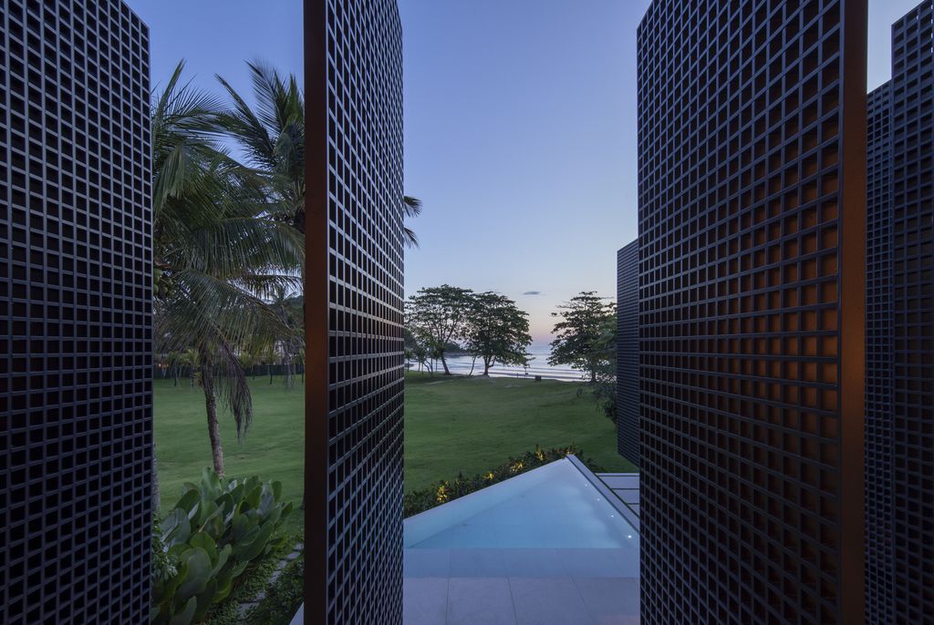 JSL House with The Privileging Views to The Sea by Bernardes Arquitetura