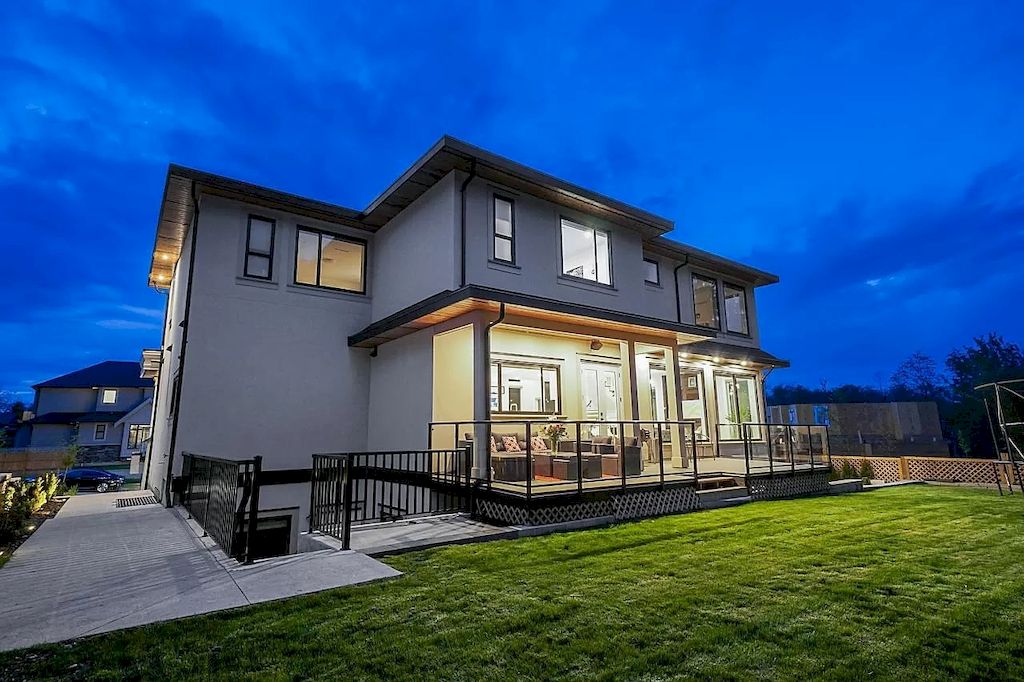 Listing-for-C3398000-Impressive-Modern-Surrey-Mansion-Offers-Functional-amp-Luxurious-Living-2