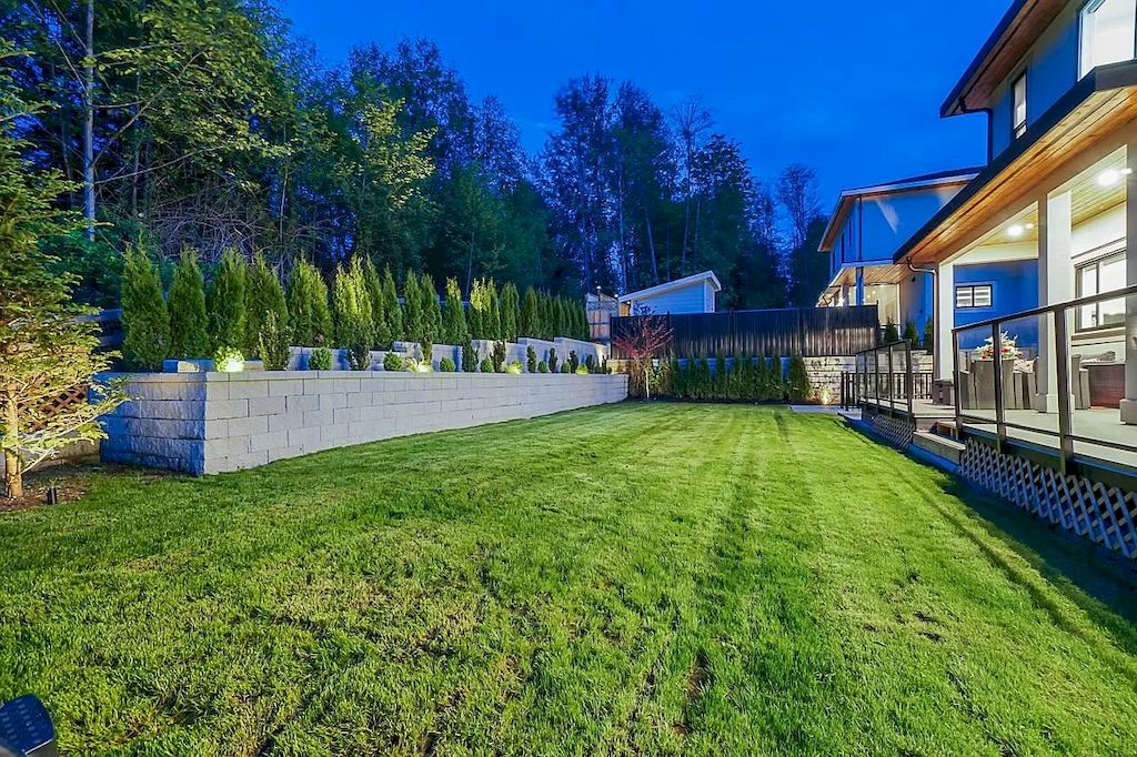 Listing-for-C3398000-Impressive-Modern-Surrey-Mansion-Offers-Functional-amp-Luxurious-Living-4