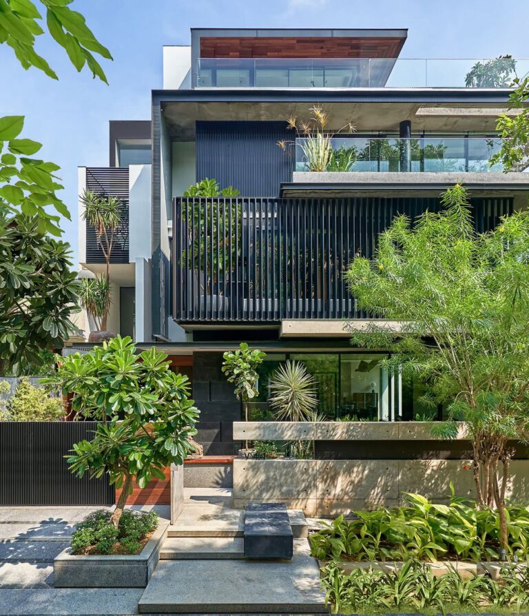 Monochrome House, Privacy, Openness in Modern style by DADA Partners