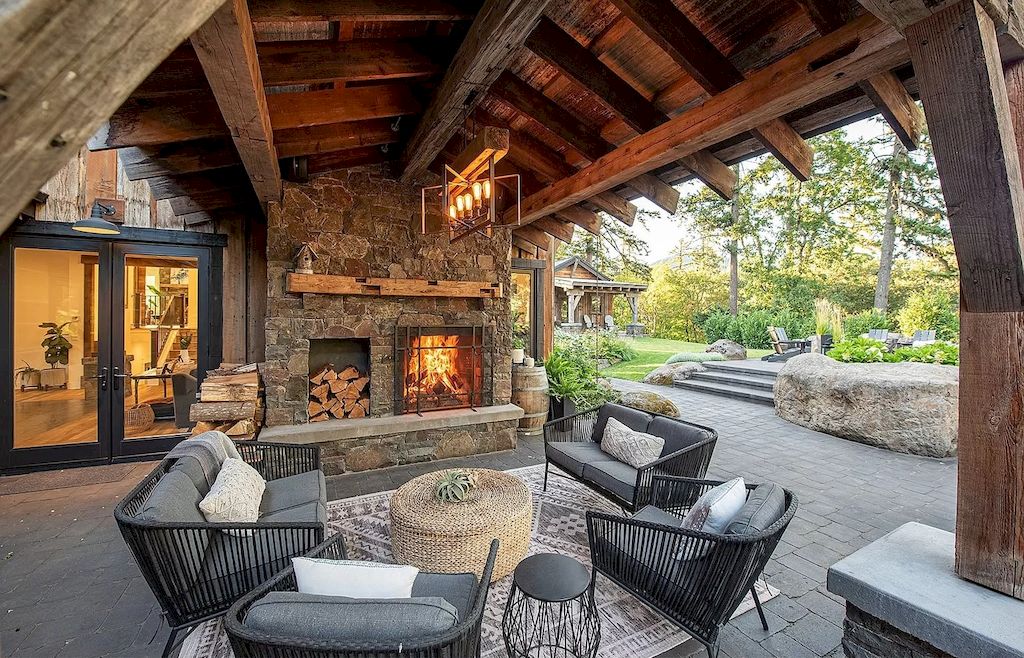 Mountain-Chic-Home-in-Oregon-with-the-Ultimate-Nature-Inspired-Design-Asks-for-4200000-2