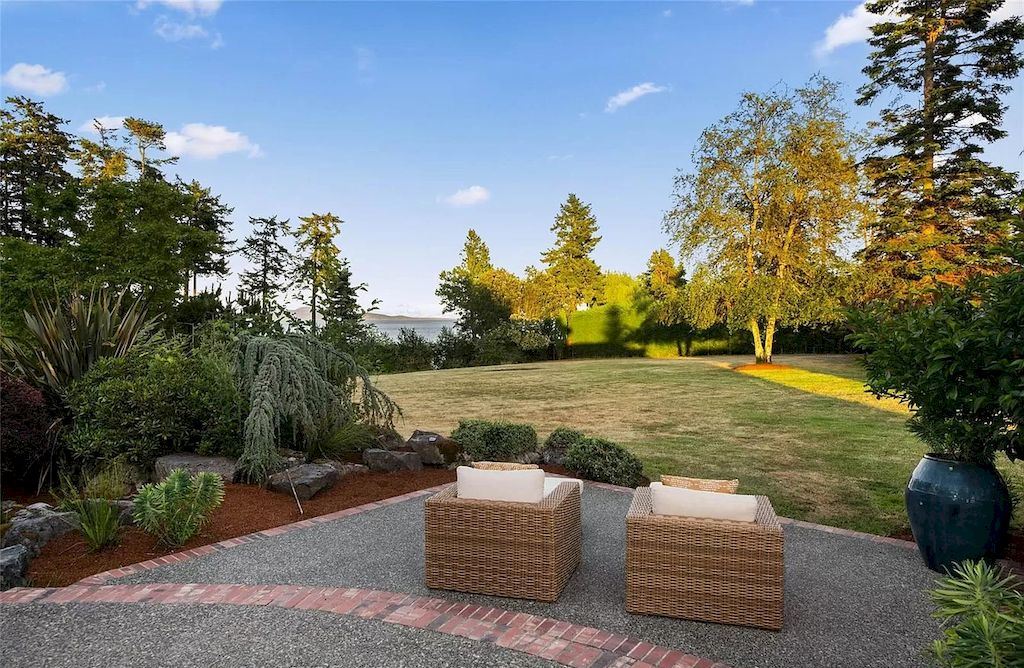 Spectacular-Beachfront-Estate-in-Saanich-with-Breathtaking-Views-Asks-for-C5450000-10-1