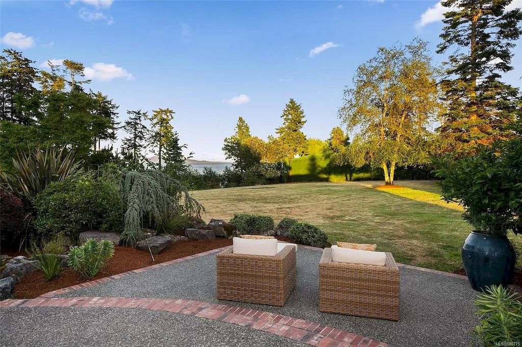 Spectacular-Beachfront-Estate-in-Saanich-with-Breathtaking-Views-Asks-for-C5450000-10