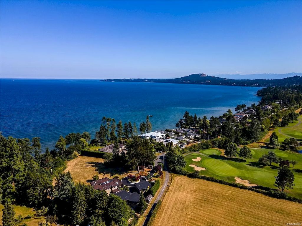 Spectacular-Beachfront-Estate-in-Saanich-with-Breathtaking-Views-Asks-for-C5450000-18