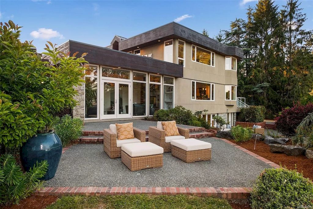 Spectacular-Beachfront-Estate-in-Saanich-with-Breathtaking-Views-Asks-for-C5450000-19