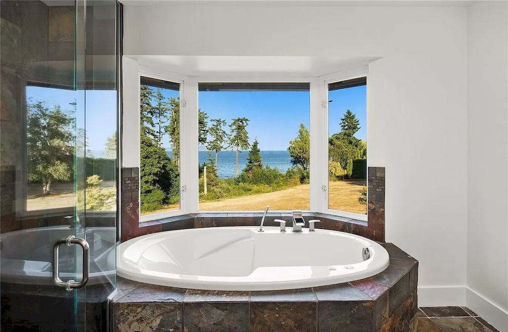 Spectacular-Beachfront-Estate-in-Saanich-with-Breathtaking-Views-Asks-for-C5450000-2-1
