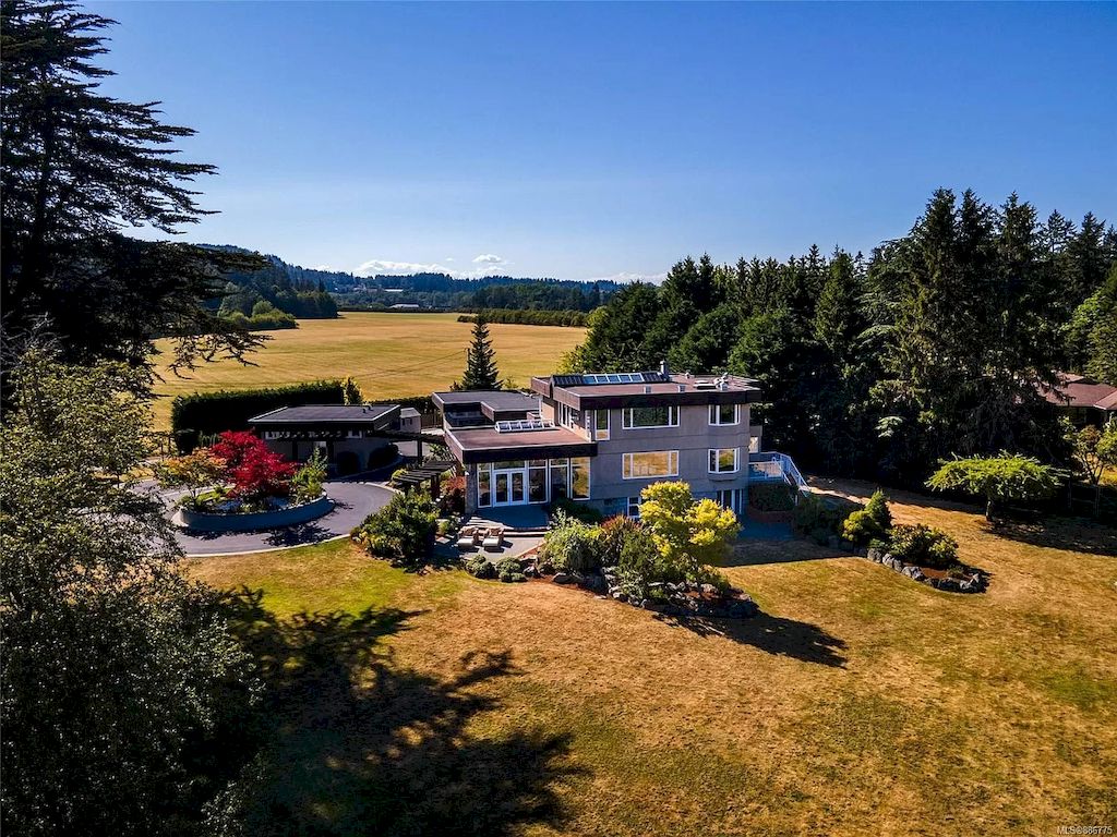 Spectacular-Beachfront-Estate-in-Saanich-with-Breathtaking-Views-Asks-for-C5450000-22