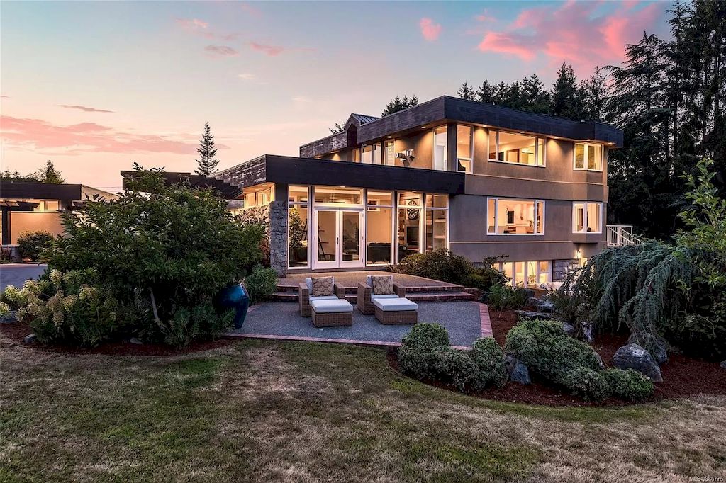 Spectacular-Beachfront-Estate-in-Saanich-with-Breathtaking-Views-Asks-for-C5450000-23