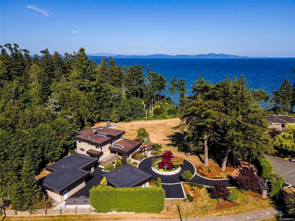 Spectacular-Beachfront-Estate-in-Saanich-with-Breathtaking-Views-Asks-for-C5450000-28