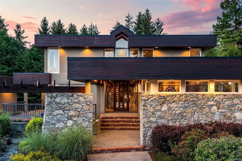 Spectacular-Beachfront-Estate-in-Saanich-with-Breathtaking-Views-Asks-for-C5450000-38