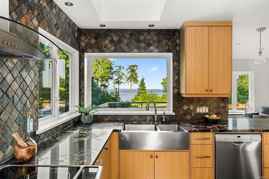 Spectacular-Beachfront-Estate-in-Saanich-with-Breathtaking-Views-Asks-for-C5450000-41