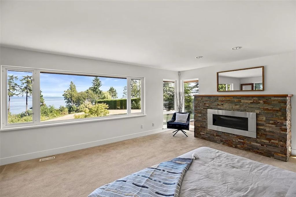 Spectacular-Beachfront-Estate-in-Saanich-with-Breathtaking-Views-Asks-for-C5450000-8