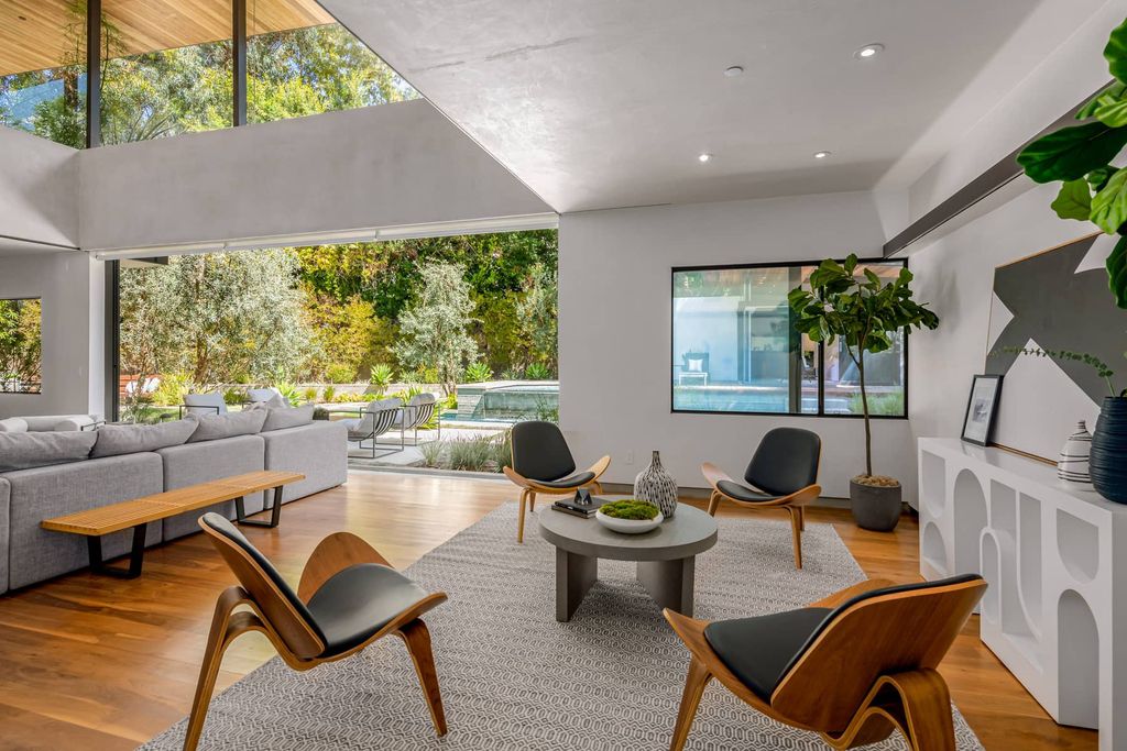 The Brentwood Home is a sustainable property completely congruent with its sublime setting designed by architect Jesse Bornstein, AIA now available for sale. This home located at 2496 Mandeville Canyon Rd, Los Angeles, California