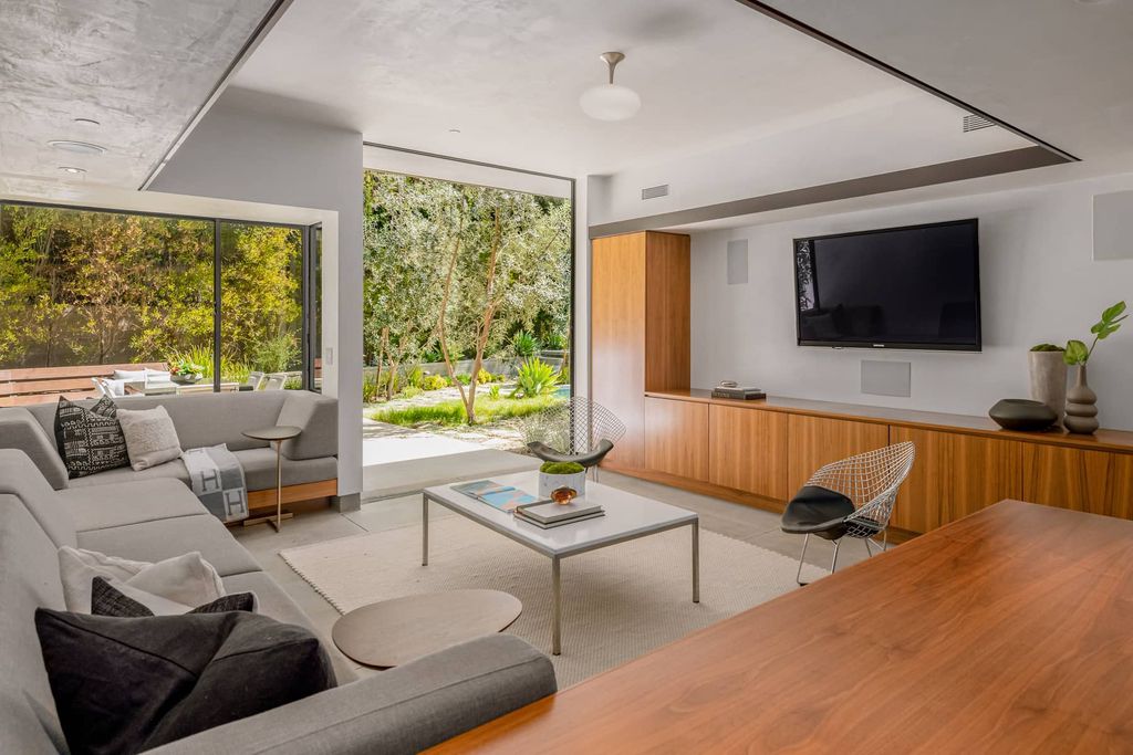 The Brentwood Home is a sustainable property completely congruent with its sublime setting designed by architect Jesse Bornstein, AIA now available for sale. This home located at 2496 Mandeville Canyon Rd, Los Angeles, California