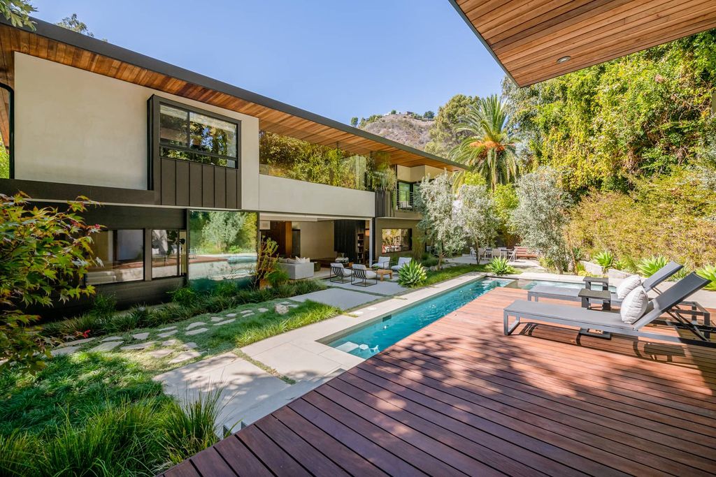 The Brentwood Home is a sustainable property completely congruent with its sublime setting designed by architect Jesse Bornstein, AIA now available for sale. This home located at 2496 Mandeville Canyon Rd, Los Angeles, California