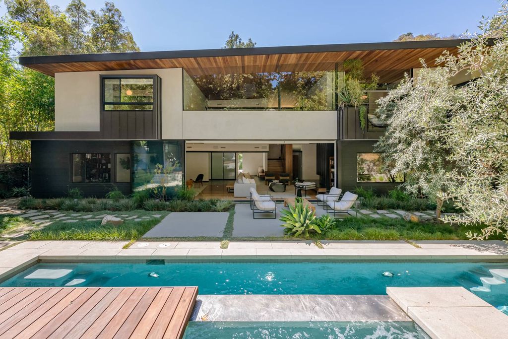 The Brentwood Home is a sustainable property completely congruent with its sublime setting designed by architect Jesse Bornstein, AIA now available for sale. This home located at 2496 Mandeville Canyon Rd, Los Angeles, California