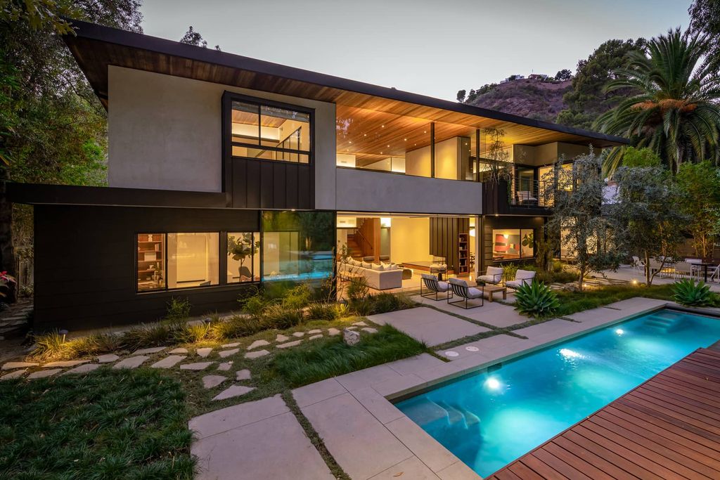 The Brentwood Home is a sustainable property completely congruent with its sublime setting designed by architect Jesse Bornstein, AIA now available for sale. This home located at 2496 Mandeville Canyon Rd, Los Angeles, California