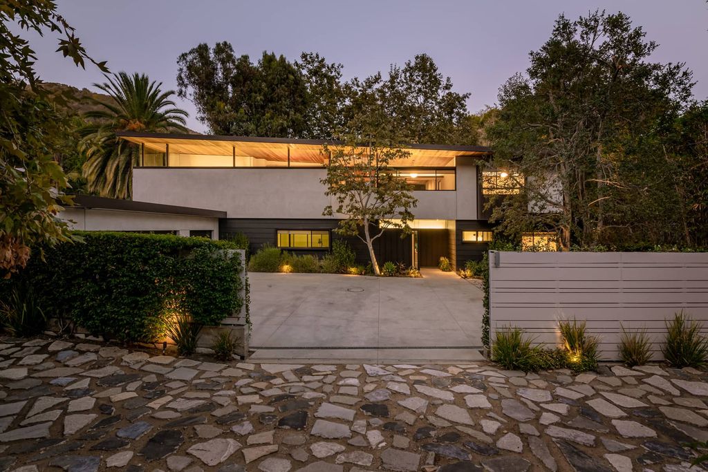 The Brentwood Home is a sustainable property completely congruent with its sublime setting designed by architect Jesse Bornstein, AIA now available for sale. This home located at 2496 Mandeville Canyon Rd, Los Angeles, California