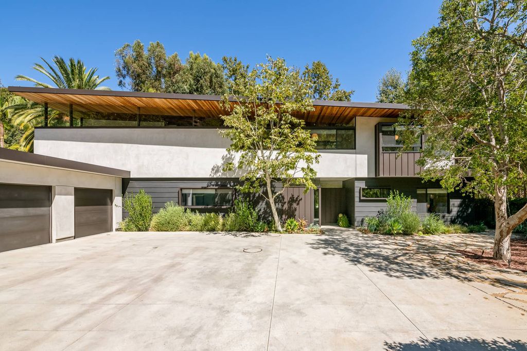 The Brentwood Home is a sustainable property completely congruent with its sublime setting designed by architect Jesse Bornstein, AIA now available for sale. This home located at 2496 Mandeville Canyon Rd, Los Angeles, California